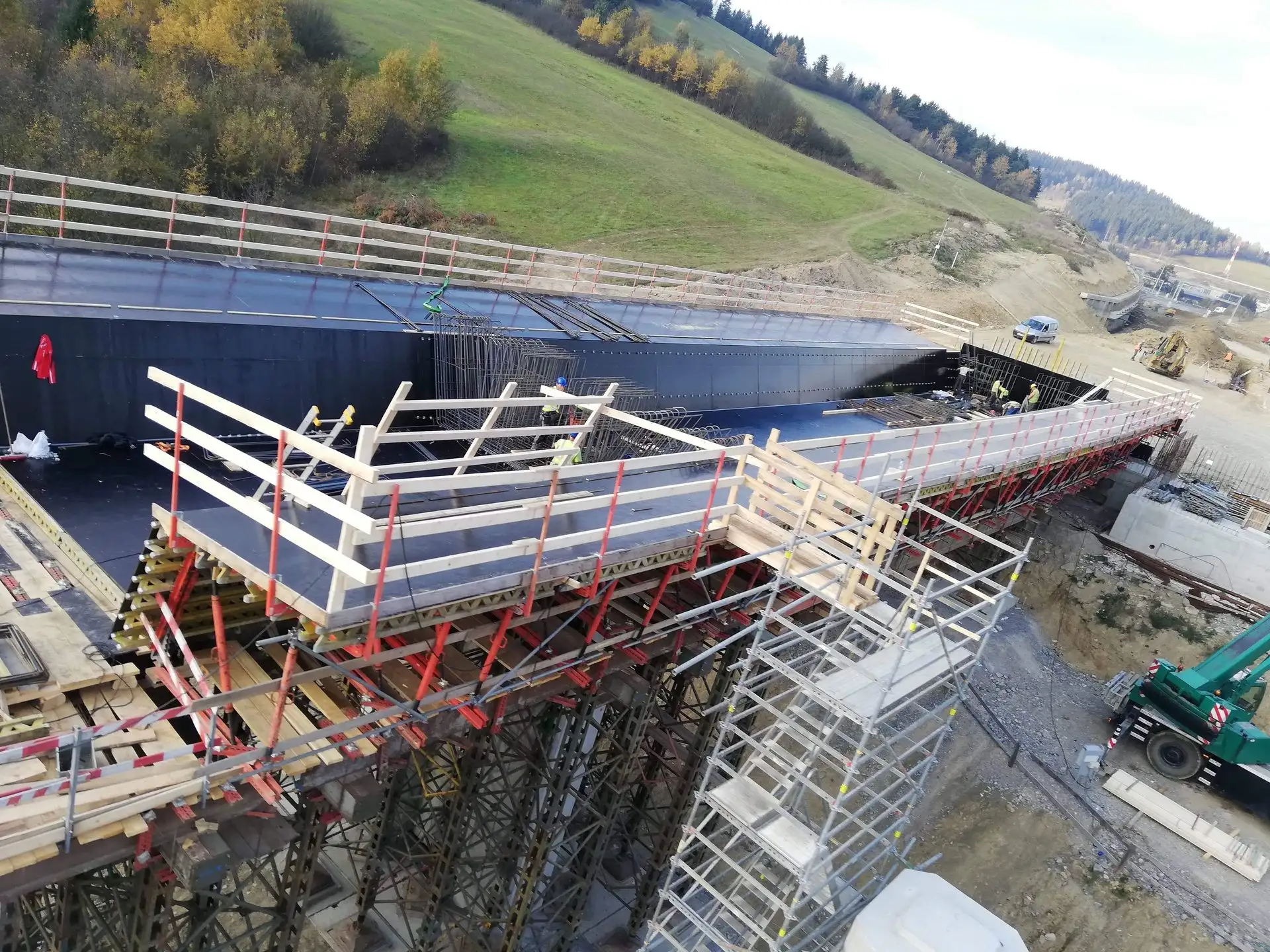 Dronový záber na výstavbu monolitického mosta — debnenie mostovky a piliere, stavba VANNES