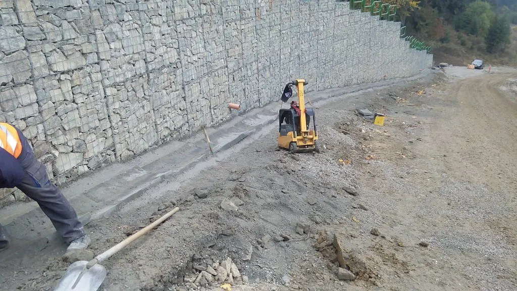 Gabionová oporná stena pri ceste