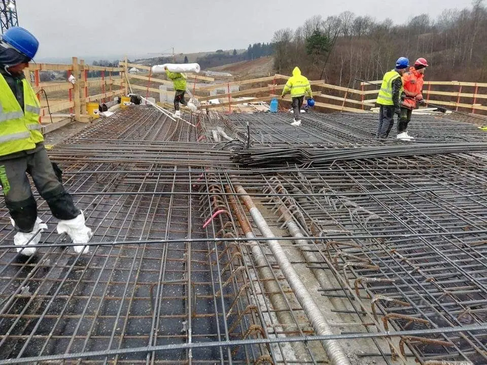 Tím VANNES pri viazaní výstuže mostovky na stavbe