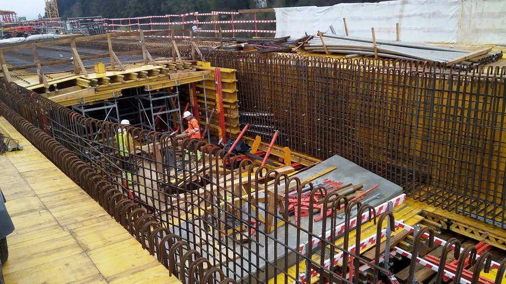 Systémové debnenie a výstuž monolitickej železobetónovej konštrukcie na stavbe VANNES